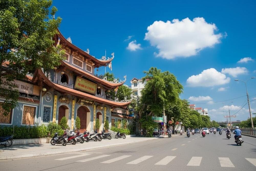 Ch&ugrave;a Ph&aacute;p V&acirc;n l&agrave; một c&ocirc;ng tr&igrave;nh Phật gi&aacute;o nổi tiếng, được xếp hạng di t&iacute;ch lịch sử quốc gia năm 1991.